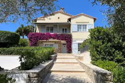 Image de Villa de 4 chambres avec piscine à quelques pas de la ville et de la plage