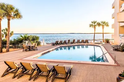 Image de Pointe Pelican | Vues de feu d'artifice | Front de plage | Piscine | Bain à remous | Plage privée | Gondole