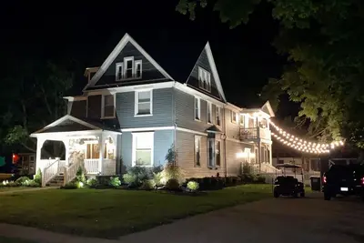 Image de La plus grande maison de la baie à deux pas du centre-ville! L'offre hâtive se termine bientôt!