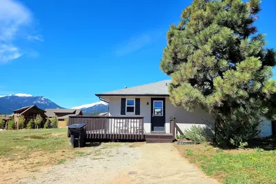 Image de Nouvellement rénové la maison avec belle montagne et vue sur le lac.