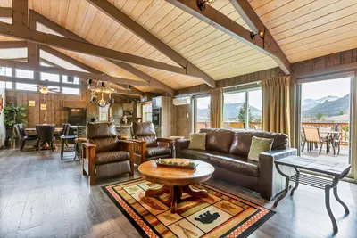 Image de Nouvellement rénové la maison avec belle montagne et vue sur le lac.
