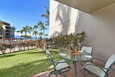 Image de Rez-de-chaussée à quelques pas de la piscine et de l'océan - Kaanapali Shores 103