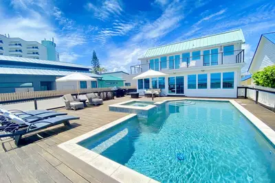 Image de En bord de mer - Nouvelle Piscine / Spa - Designer Home - 2 blocs de magasins, restaurants, épicerie