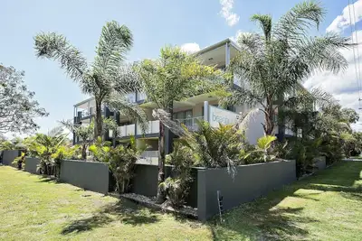 Image de 18 'Shoal Bay Beach Apartments' - fantastique unité climatisée avec piscine et ascenseur