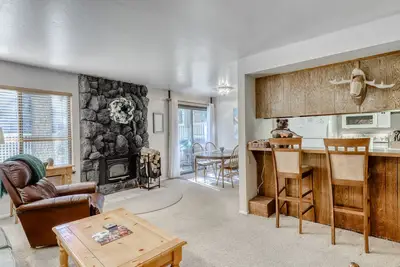 Image de Condo d'angle confortable w / partagé, piscine saisonnière, bain à remous et salle de jeux!