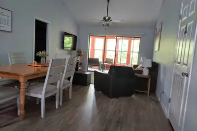 Image de 3br / 3ba joyau d'un condo sur le lac Table Rock à proximité de toutes les attractions de Branson dans le Missouri, ainsi que l'accès à la marina adjacente pour la location de bateau et de jet ski