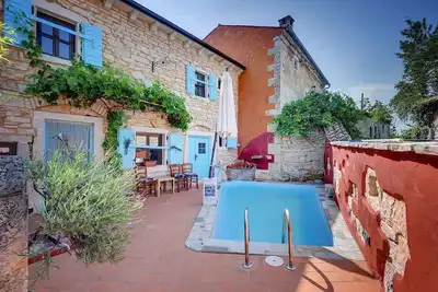 Image de Villa avec piscine extérieure et terrasse barbecue