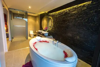 Image de Suite Jacuzzi Supérieure avec Bassin Profond (C)