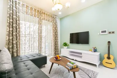 Image de QLee luxHOME - 2br apt de luxe néoclassique avec salle de gym et piscine gratuites