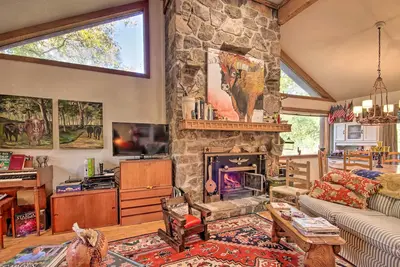 Image de Nouveau! Riverfront Escape w / Treehouse, Kayaks & Deck!