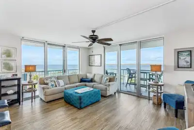 Image de Vues à couper le souffle de ce magnifique condo entièrement mis à jour - Rare condo de 3 chambres sur l'eau