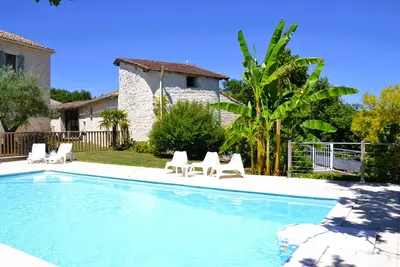 Image de Castelneuve, maison de vacances restaurée avec grande piscine
