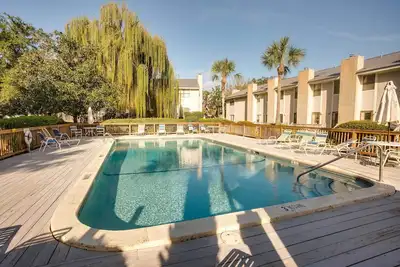 Image de Nouveau! Retraite côtière avec accès à la piscine ~ 3 Mi. à la plage