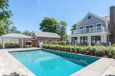Image de Ferme moderne dans le village d'Edgartown avec piscine