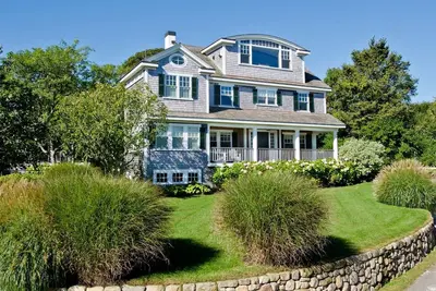 Image de Contemporain côtier avec maison d'hôtes, piscine et vue sur l'eau