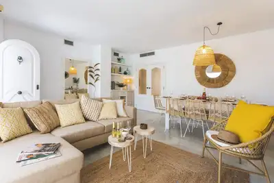 Image de Oasis - Merveilleux appartement de quatre chambres en bord de mer