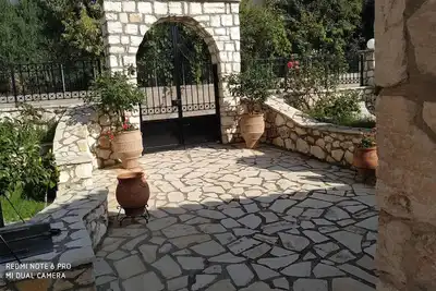 Image de Cottage Sofias, . C'est un tout nouveau bâtiment en pierre Situé dans la banlieue d'Argostoli de Razata, il offre un endroit privé, moderne et confortable pour vos vacances. Le cottage de Sofia propose un hébergement avec connexion Wi-Fi gratuite, clim.