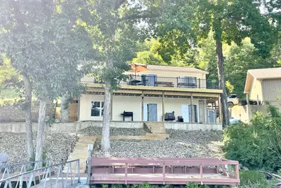 Image de Lake Front House avec quai et beaucoup de place, 16-18 personnes