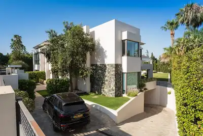 Image de Grande villa moderne avec piscine fantastique et cuisine extérieure.
