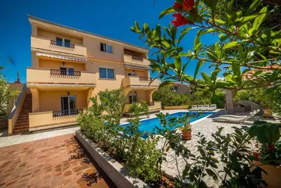 Image de Apt Lemon - Belle maison en vert avec piscine extérieure et coin barbecue