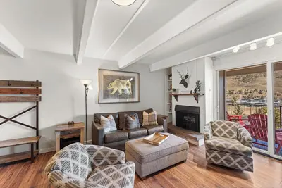 Image de 2 très grands lits, cuisine mise à jour, à côté de Dillon Marina, vue sur le lac, Wifi gratuit