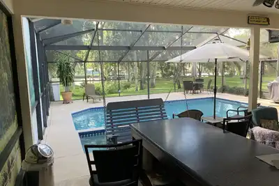 Image de Région de Tampa avec piscine, spa, rivière et quai.