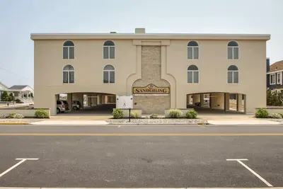 Image de Location Minimum De 2 Semaines - Condo de luxe vivant au coeur de Stone Harbor. Profitez de la vue sur l'océan depuis votre balcon!