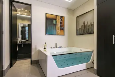 Image de Junior suite de luxe avec jacuzzi et balcon