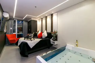 Image de Suite Junior de luxe avec jacuzzi et balcon