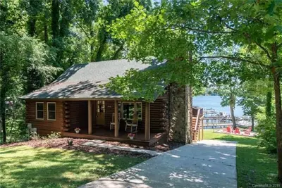 Image de Log Cabin confortable sur le lac Norman (Dock et plage inclus! )