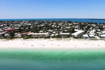 Image de Copropriété en bord de mer sur la plage de sable blanc de l'île Anna Maria.