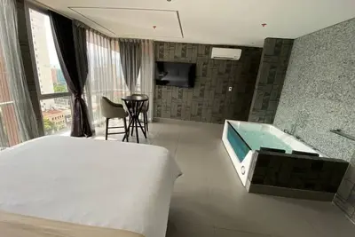 Image de Chambre de luxe avec jacuzzi et vue imprenable