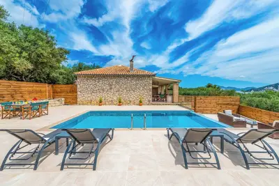 Image de Villa Marathias - superbe villa en pierre avec une vue Ă couper le souffle!
