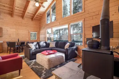 Image de Nouveau - Cabine dans les pins - Parfait pour les familles - Spa privé - 5 minutes de la ville