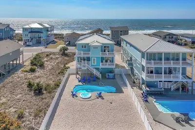 Image de Luna: 6 Br / 6. 5 Ba maison à Oak Island, pour 18 personnes