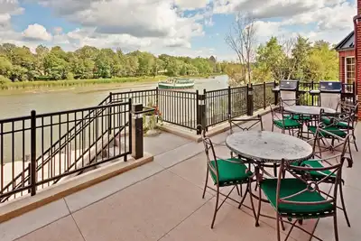 Image de Studio Queen avec vue sur la rivière | Juste une promenade de l'Université de Rochester