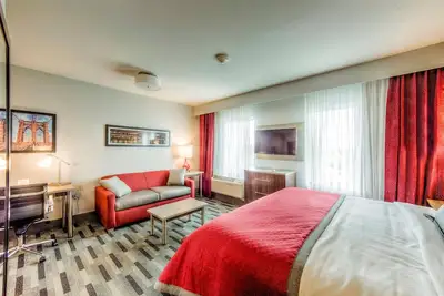 Image de Suite moderne à seulement 1 mille de l'Ohio State University | Centre d'affaires + piscine intérieure chauffée