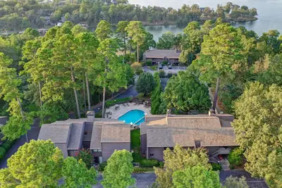Image de RÉCEMMENT RÉNOVÉ! Poolside Condo Parfait pour une escapade en famille
