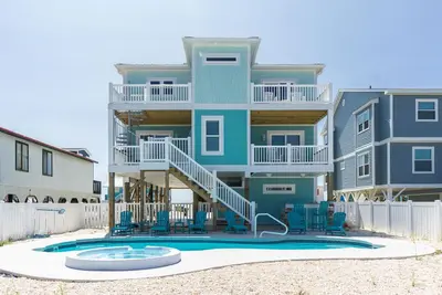 Image de Wait 'N' Sea: 6 Br / 6. 5 Ba maison à Oak Island, pour 18 personnes