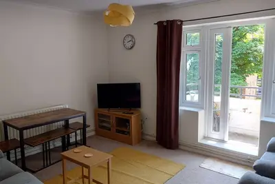 Image de Appartement de 3 chambres Ă coucher dans le sud-est de Londres Ă 500 m de la gare de train de banlieue