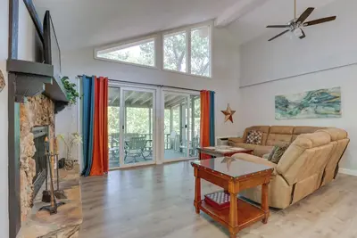 Image de Accueil vue sur le lac Margaritaville: bain à remous et foyer!