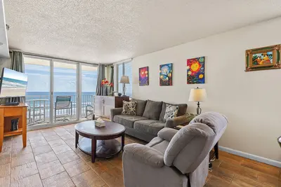 Image de Direct Oceanfront Beauty Ă distance de marche de Flagler Ave