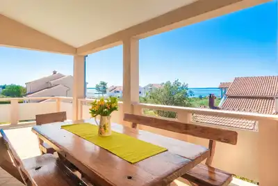 Image de Appartement de trois chambres avec la terrasse et la vue sur le mer Vir (A-17879-a)