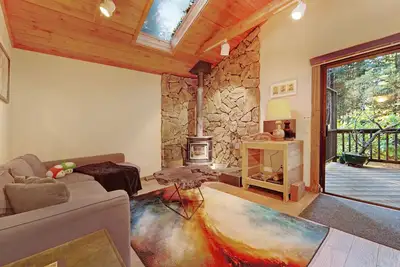 Image de Sweet cottage dans les séquoias avec accès à la plage de la rivière et terrasse - petits chiens Ok!
