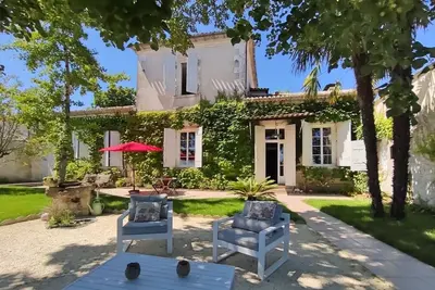 Image de Demeure De Charme 5* au calme avec piscine et climatisation, proche de Bordeaux