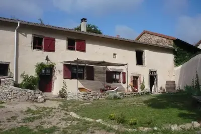 Image de Gîte cosy avec jardin, terrasse ombragée, poêle à bois, et équipements bébé à Saint-Georges-Haute-Ville