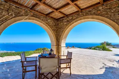 Image de Vue panoramique sur la mer libyenne, grande piscine privée du sud de la Crète \"Keramos Villa\"