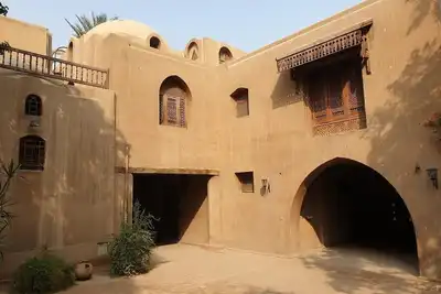 Image de Une maison d'architecture de dôme et de voûte de deux étages dans une communauté fermée