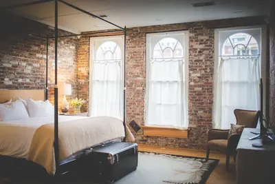 Image de Luxueux loft avec deux chambres au coeur du centre-ville de Danville, Ky!