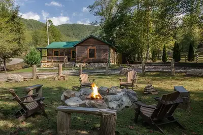 Image de Le Camp Brannum est votre camp de base de Smoky Mountain à moins de 5 minutes de l'entrée du parc national